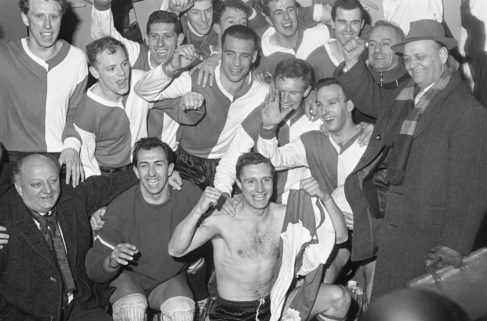 Reims tegen Feijenoord. Europa Cup . Het elftal in de kleedkamer na de overwinning, links onder Buitendijk, bestuurslid Feijenoord. Foto: Eric Koch / Anefo, Nationaal Archief (CC0).
