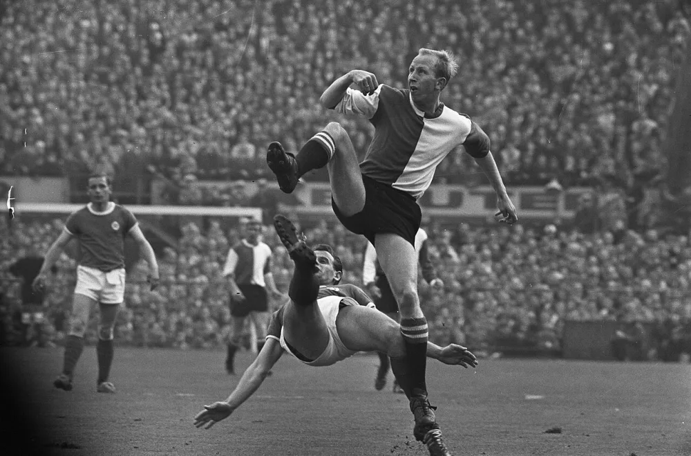 Feyenoord tegen GVAV 1-1, Henk Groot in duel met Render. Foto: Eric Koch / Anefo, Nationaal Archief (CC0).