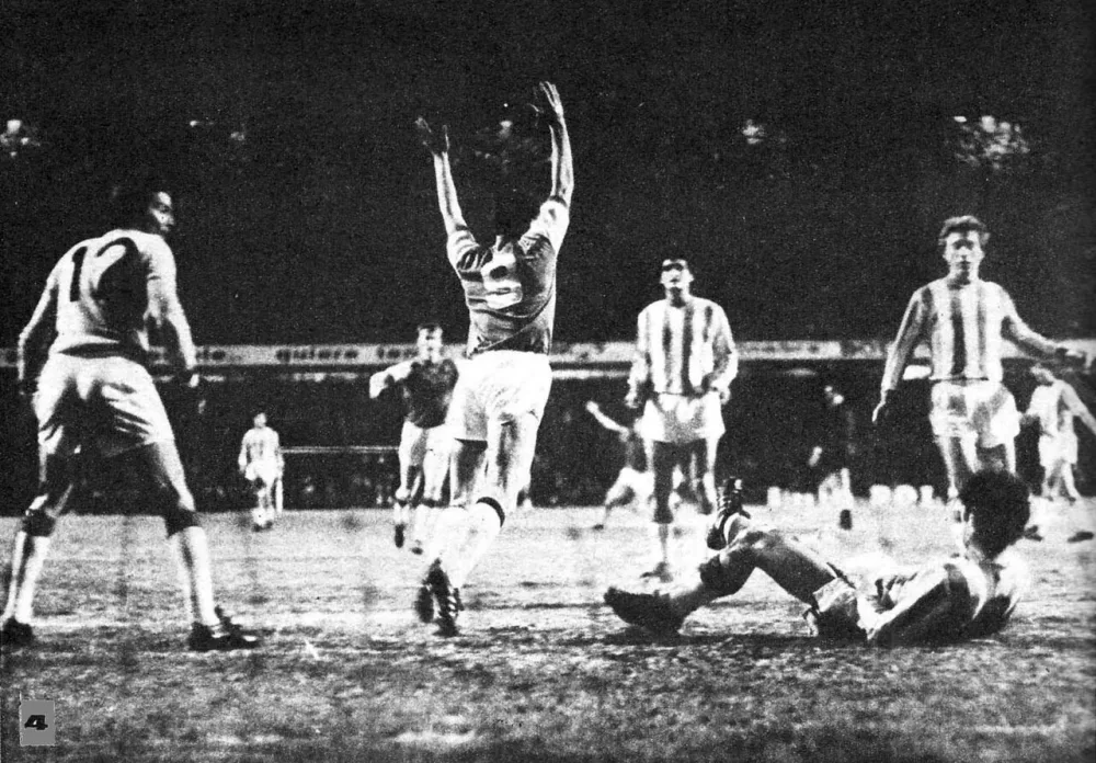 Estudiantes – Feijenoord (2-2), eerste wedstrijd om de Wereldbeker, Buenos Aires, 26 augustus 1970. Foto: maker onbekend via Wikimedia Commons, publiek domein.