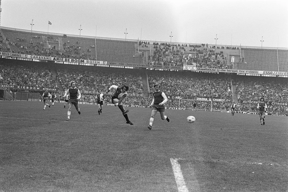 Feyenoord tegen Haarlem 1-0, Peter Ressel (midden) scoort. Foto: Bert Verhoeff / Anefo, Nationaal Archief (CC0).