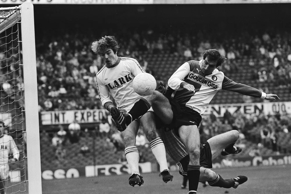 Jeliazkov (r) doet een scoringspoging. Foto: Marcel Antonisse / Anefo, Nationaal Archief (CC0).