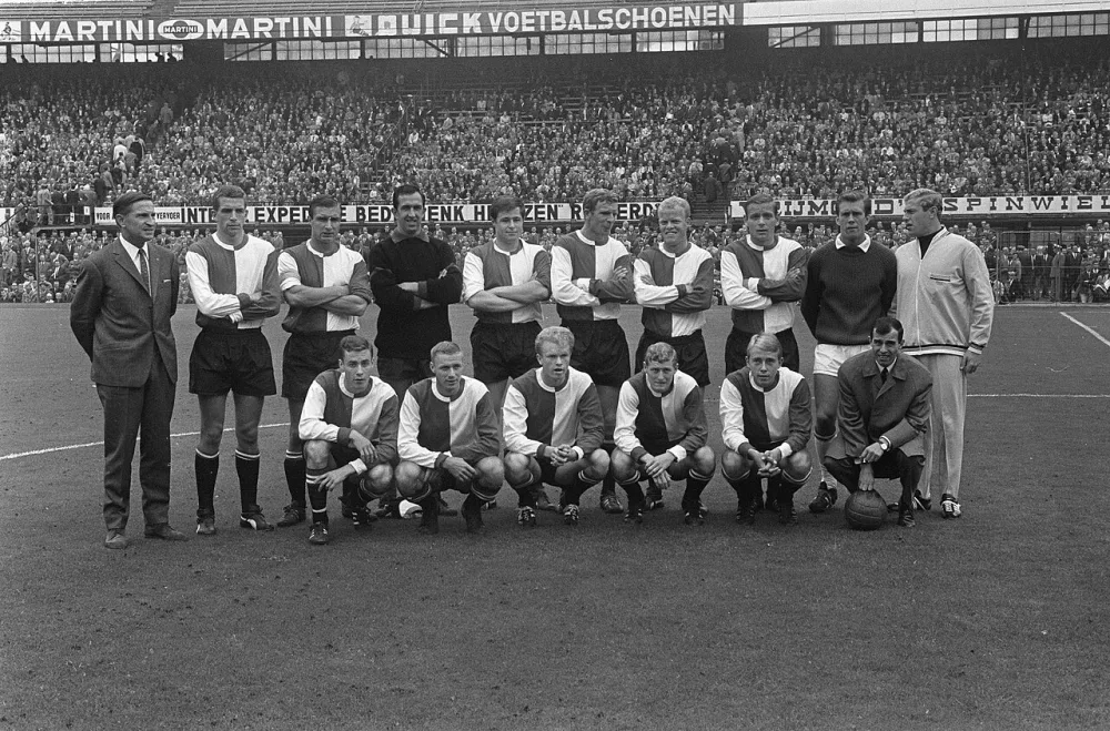 Elftal van Feyenoord. Foto: fotograaf onbekend / Anefo, Nationaal Archief (CC0).