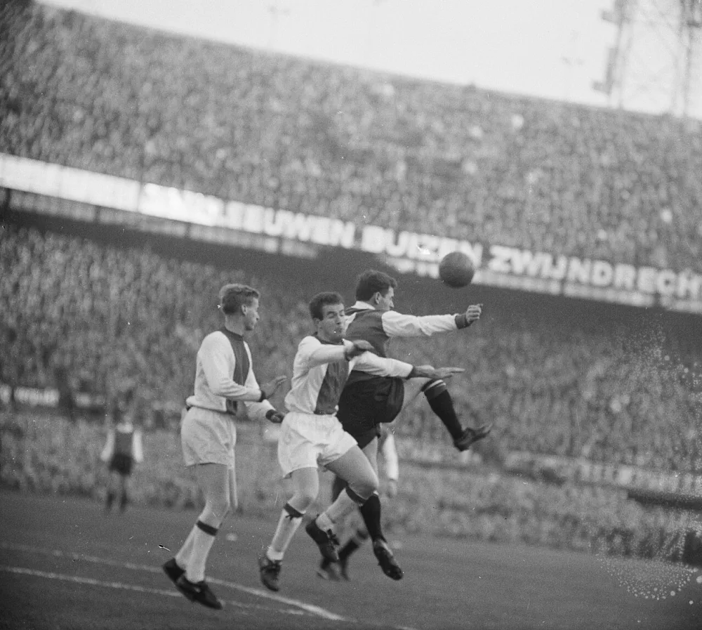 Feyenoord tegen Ajax 1-1, spelmoment. Foto: Jac. de Nijs / Anefo, Nationaal Archief (CC0).