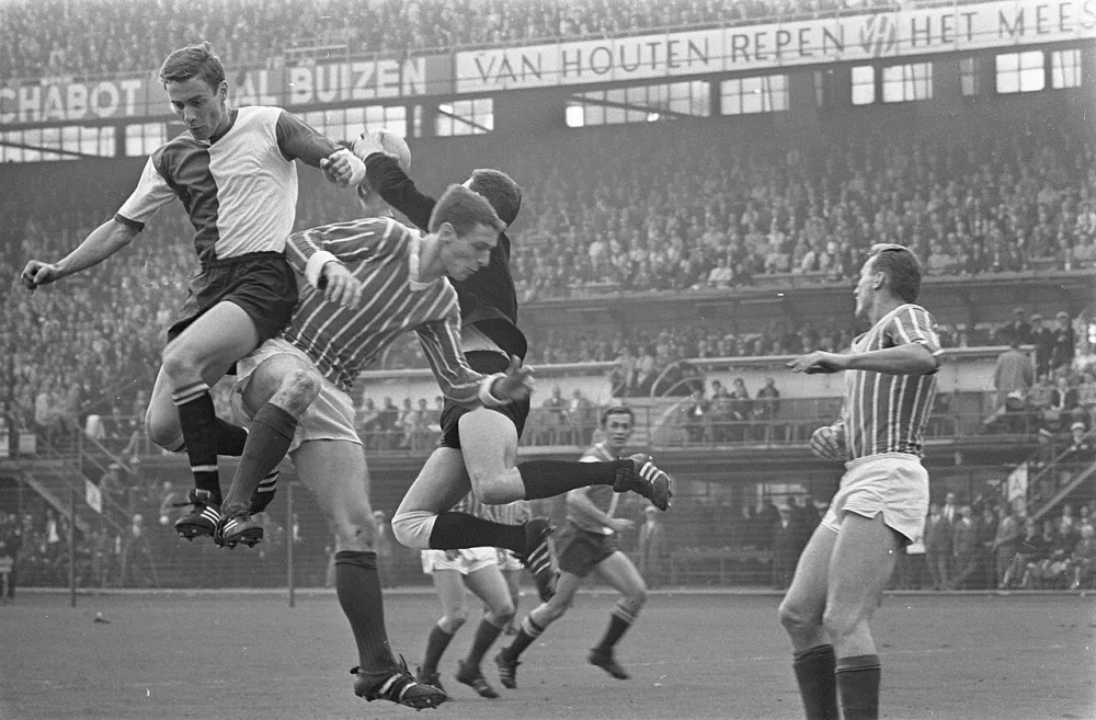 Feyenoord tegen Fortuna 54 6-0. Keeper Winge in duel met Kindvall. Foto: Ron Kroon / Anefo, Nationaal Archief (CC0).
