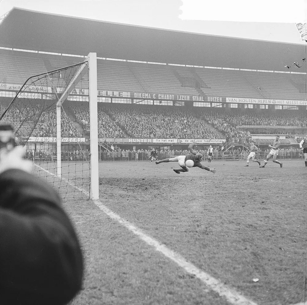 Feyenoord tegen Volendam 4-1, het vierde doelpunt gescoord door Kruiver. Foto: Jean Smulders / Anefo, Nationaal Archief (CC0).