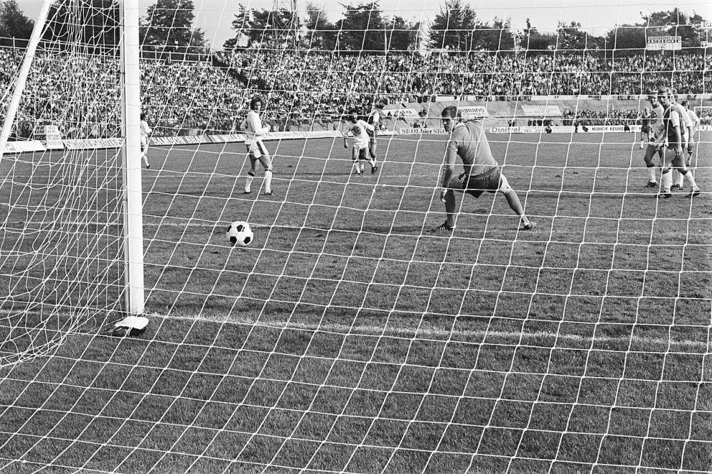 NEC tegen Feyenoord 1-3, Van Deinsen scoort langs keepe Schellekens. Foto: Hans Peters / Anefo, Nationaal Archief (CC0).
