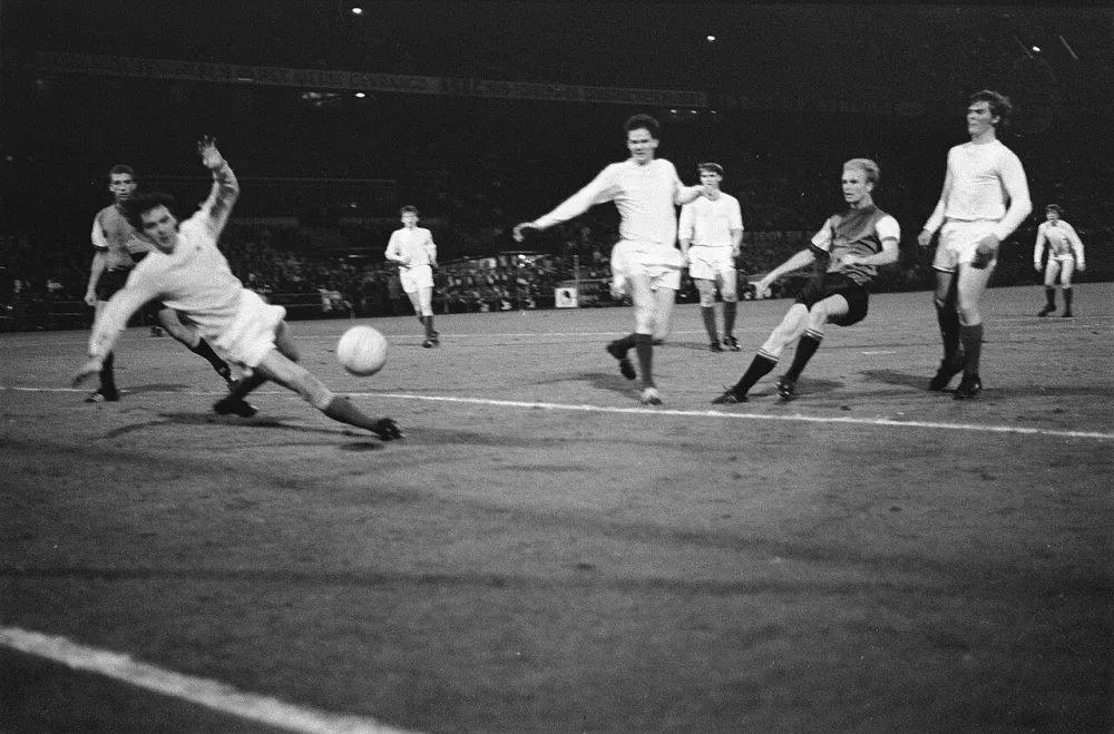 Europacup 1. Feyenoord tegen Reykjavik 4-0. Ruud Geels (rechts) scoort. Foto: Eric Koch / Anefo, Nationaal Archief (CC0).