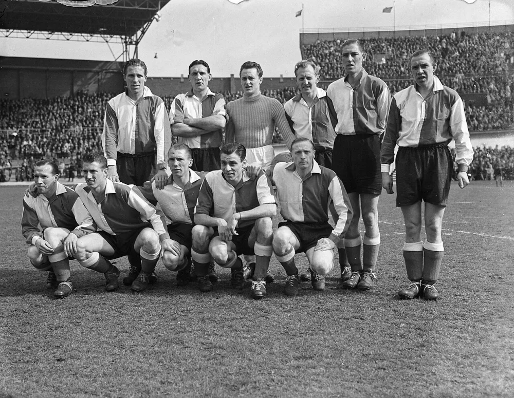 EDO tegen Feyenoord 2-1. Elftal Feyenoord [staand rechts Arie de Vroet, midden keeper Henk van de Bijl]. Foto: J.D. Noske / Anefo, Nationaal Archief (CC0).