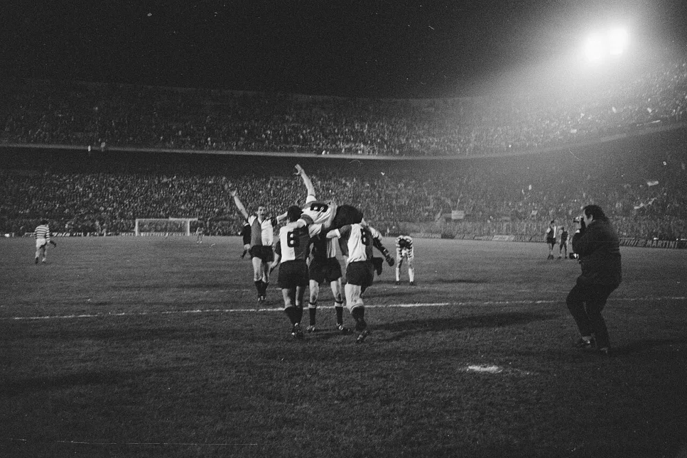 Celtic tegen Feijenoord 1-2 finale Europacup-I in Milaan: Juichende Feijnoorders nemen Kindvall (nr. 9) na doelpunt op de schouders. Foto: Eric Koch / Anefo, Nationaal Archief (CC0).