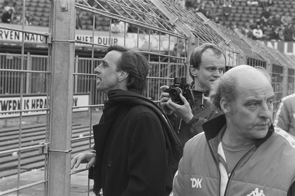 Johan Cruijff maant Ajax-aanhang tot kalmte nadat er ongeregeldheden waren uitgebroken. Op de voorgrond materiaalman Sjaak Wolfs. Foto: Bart Molendijk / Anefo, Nationaal Archief (CC0).