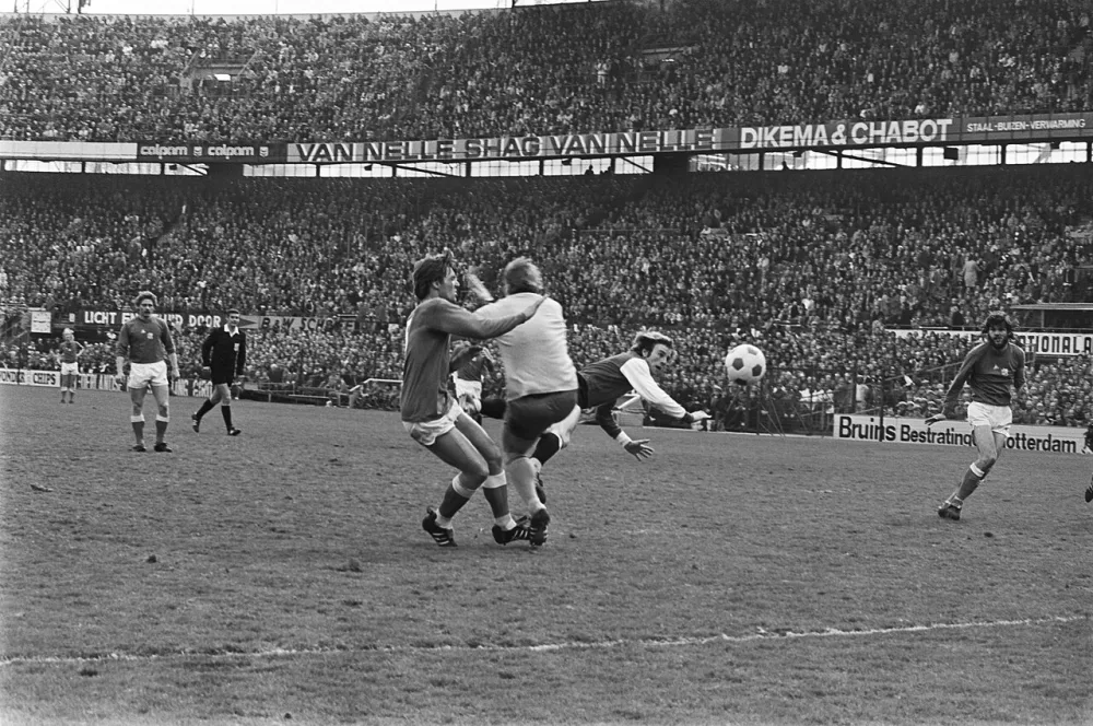 Feijenoord tegen Ajax 4-1; Kreyssen scoort langs doelman Schrijvers. Foto: Bert Verhoeff / Anefo, Nationaal Archief (CC0).