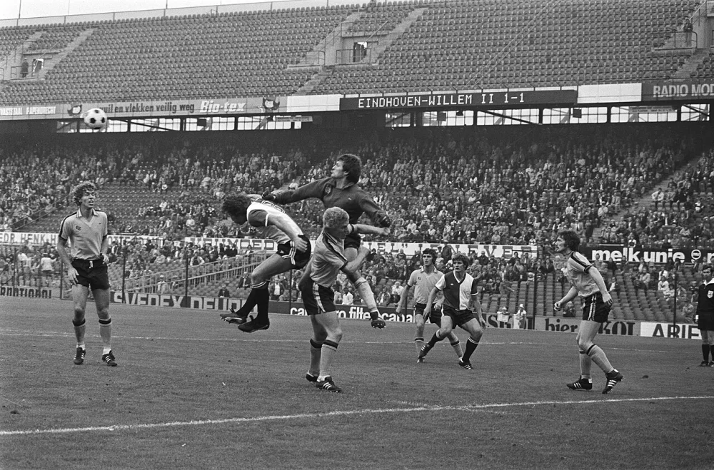 Feyenoord tegen NAC 1-1, Kreuz in duel met doelman Velle. Foto: Bert Verhoeff / Anefo, Nationaal Archief (CC0).