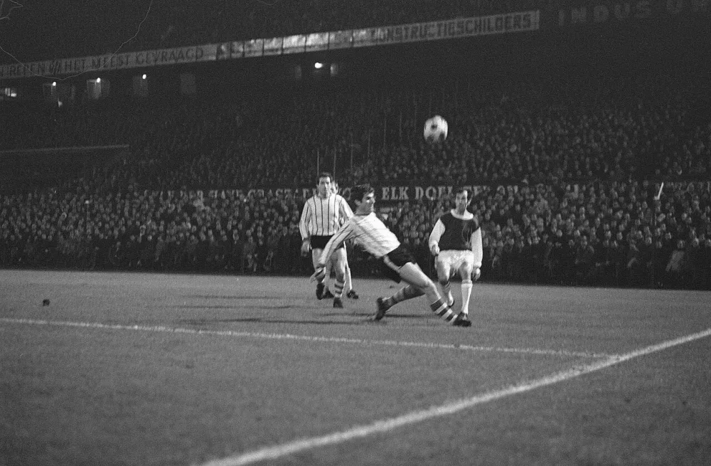 Feyenoord tegen PSV 1-0. Aanval Feyenoord. Foto: Rob Mieremet / Anefo, Nationaal Archief (CC0).