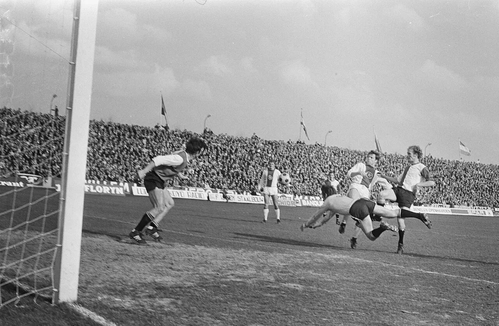 MVV tegen Feyenoord 1-1. Sprong van Geels, links keeper Korver (MVV). Foto: Bert Verhoeff / Anefo, Nationaal Archief (CC0).