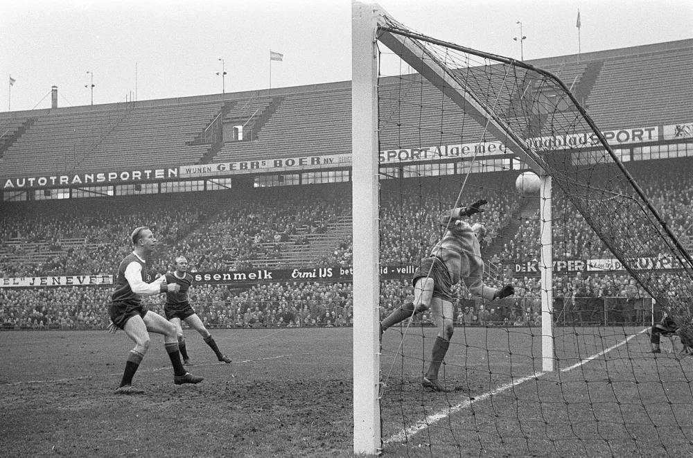Feyenoord tegen MVV 9-1, spelmomenten, nr. 23 Kruiver scoort. Foto: Eric Koch / Anefo, Nationaal Archief (CC0).