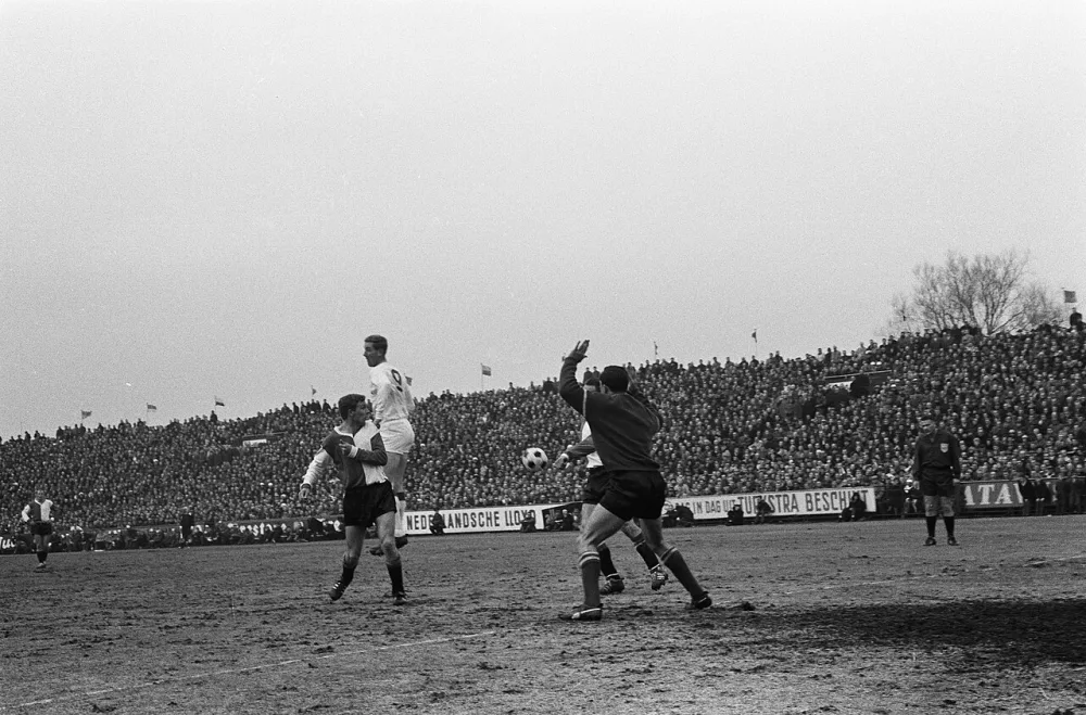 Ajax tegen Feijenoord 1-3. Spelmoment. Foto: Harry Pot / Anefo, Nationaal Archief (CC0).