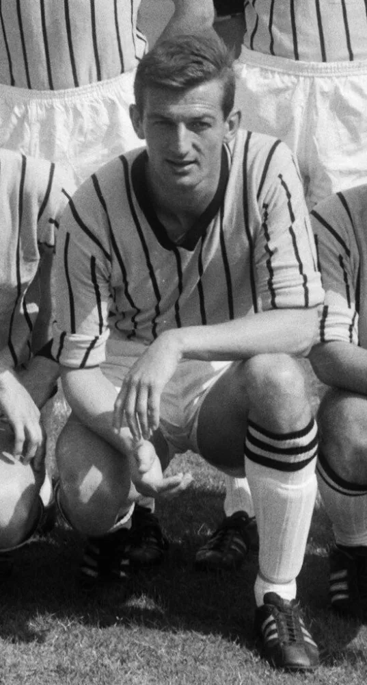 Voetbal. NAC tegen Feijenoord 0-0, elftal NAC, staand vlnr. Frits van Ierland, Karel Vesters, Peter van de Merwe, Adri Pelkmans, Nico Rijnders, Frans Bouwmeester. Zittend vlnr. Arie Don,…. Foto: Joop van Bilsen / Anefo, Nationaal Archief (CC0).