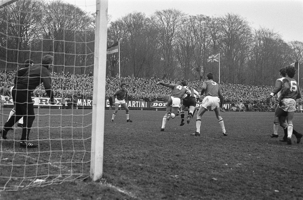 AZ 67 tegen Feyenoord 1-1. Spelmoment. Foto: Bert Verhoeff / Anefo, Nationaal Archief (CC0).