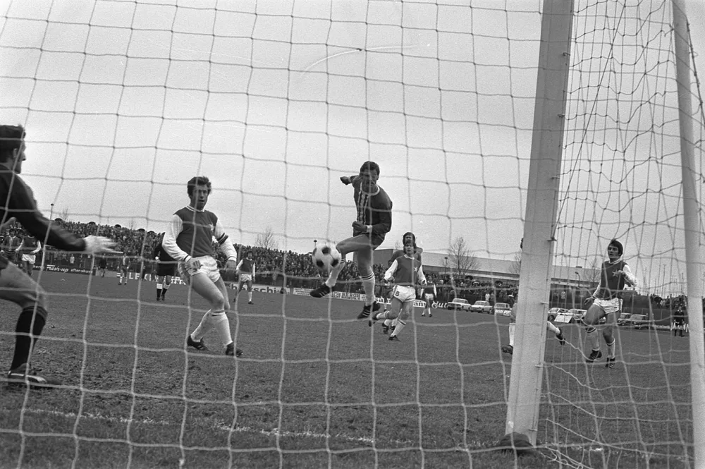 MVV tegen Feyenoord 0-2, Posthumus scoort 1-0. Foto: Rob Mieremet / Anefo, Nationaal Archief (CC0).