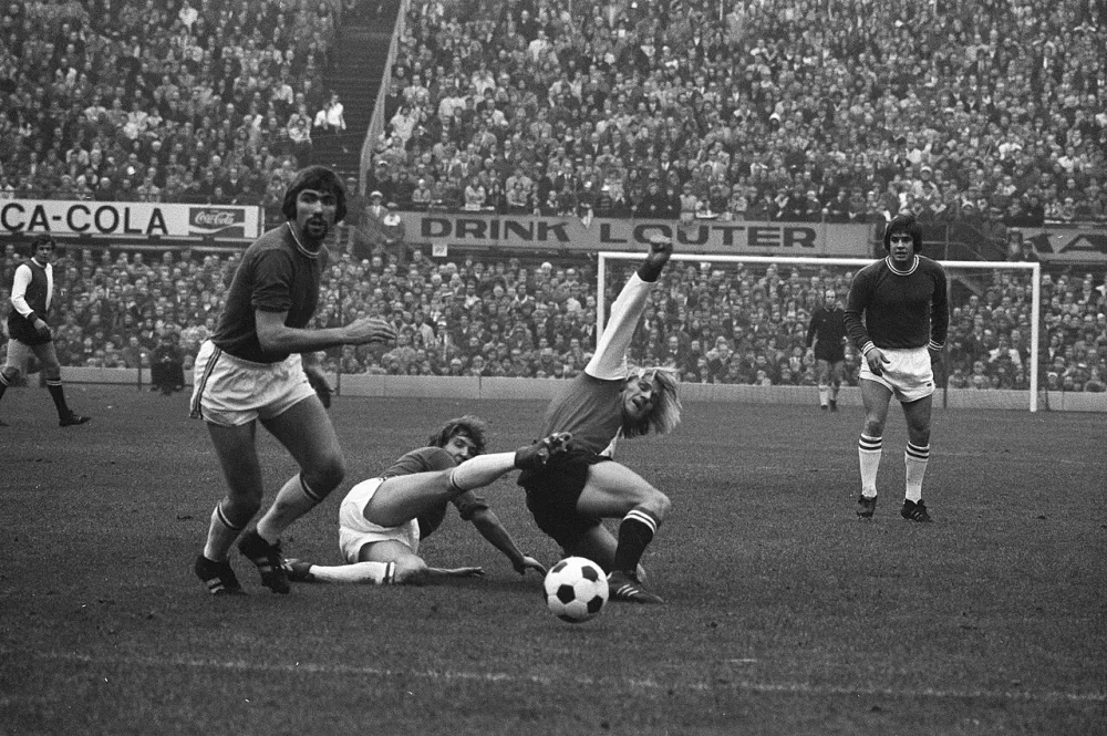 Feyenoord tegen Sparta 2-0, Boskamp (Feyenoord) rechts en links Eijkenbroek in actie. Foto: Bert Verhoeff / Anefo, Nationaal Archief (CC0).