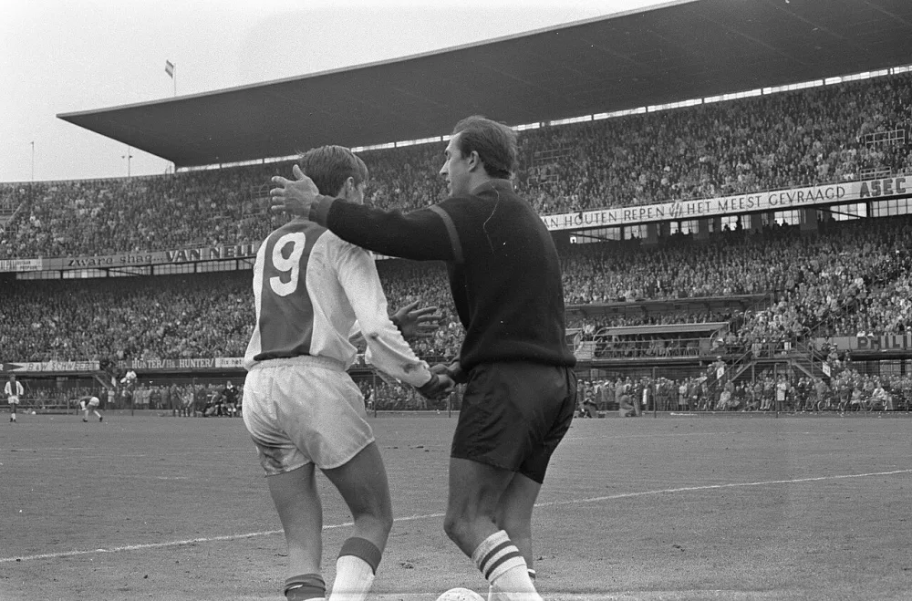 Feyenoord tegen Ajax 1-0. Cruijff en Eddy P. Graafland schudden elkaar de hand na incidentje. Foto: Ron Kroon / Anefo, Nationaal Archief (CC0).