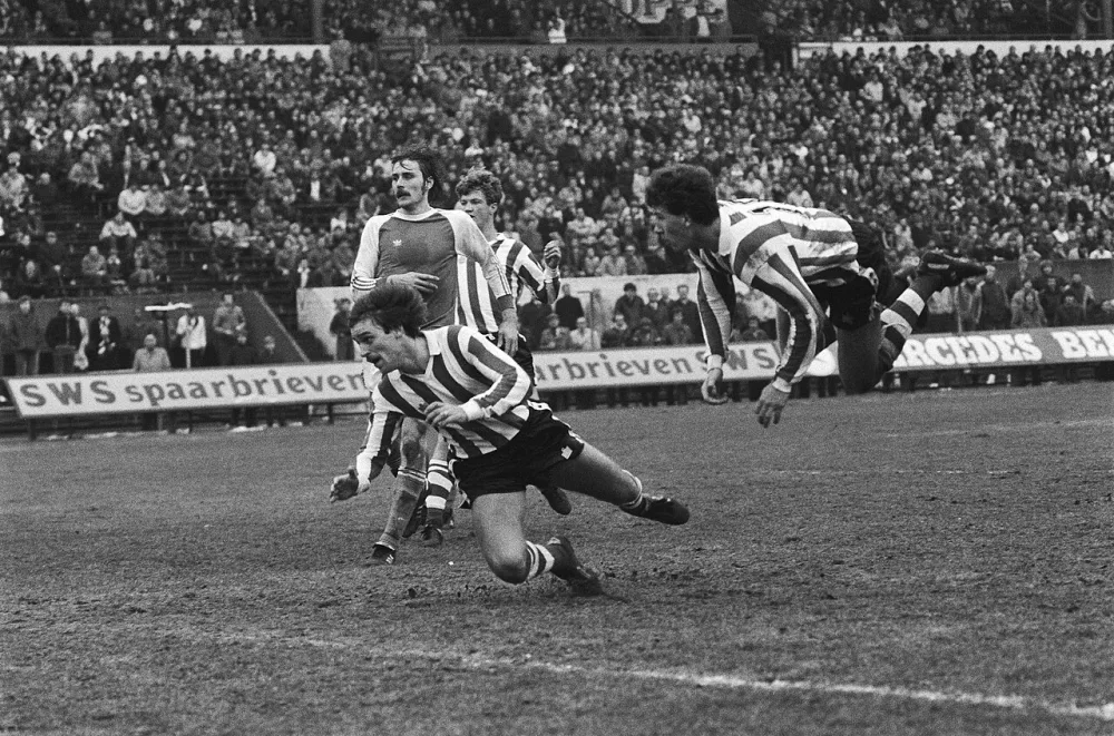 Sparta tegen Feyenoord 1-1. 14 Hughes geeft commentaar, 15.16.17 Spelmomenten. Foto: Hans van Dijk / Anefo, Nationaal Archief (CC0).