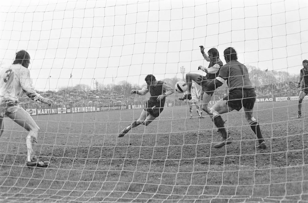 Telstar tegen Feyenoord 1-3, Posthumus (links) scoort 1-2. Foto: Rob Mieremet / Anefo, Nationaal Archief (CC0).