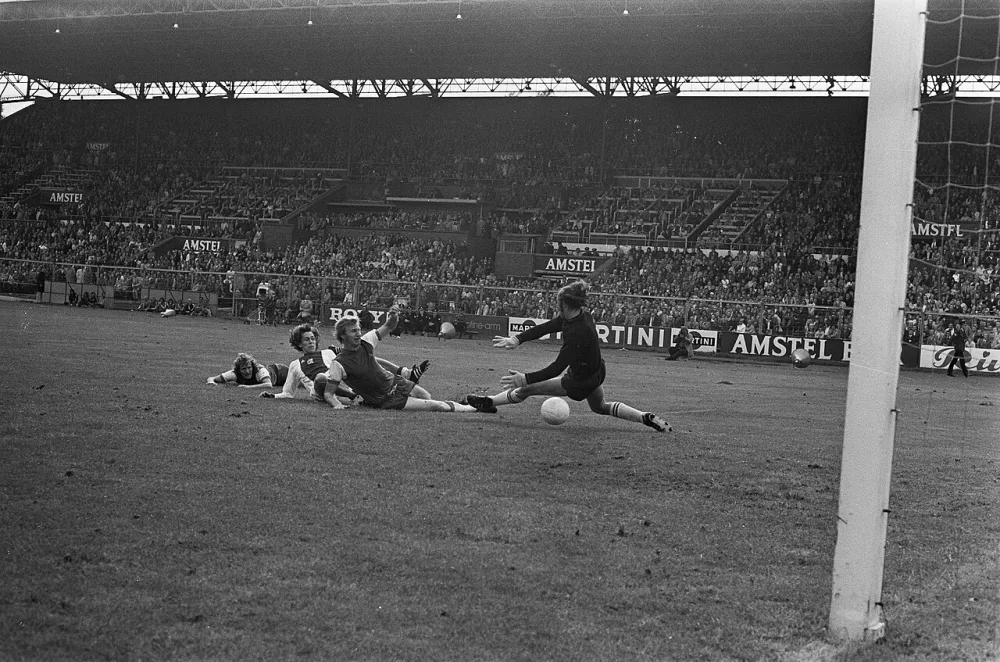 Ajax tegen Feyenoord 2-1, Arnold Mühren (tweede van lin scoort 2-1, keeper Treytel is kansloos. Foto: Bert Verhoeff / Anefo, Nationaal Archief (CC0).