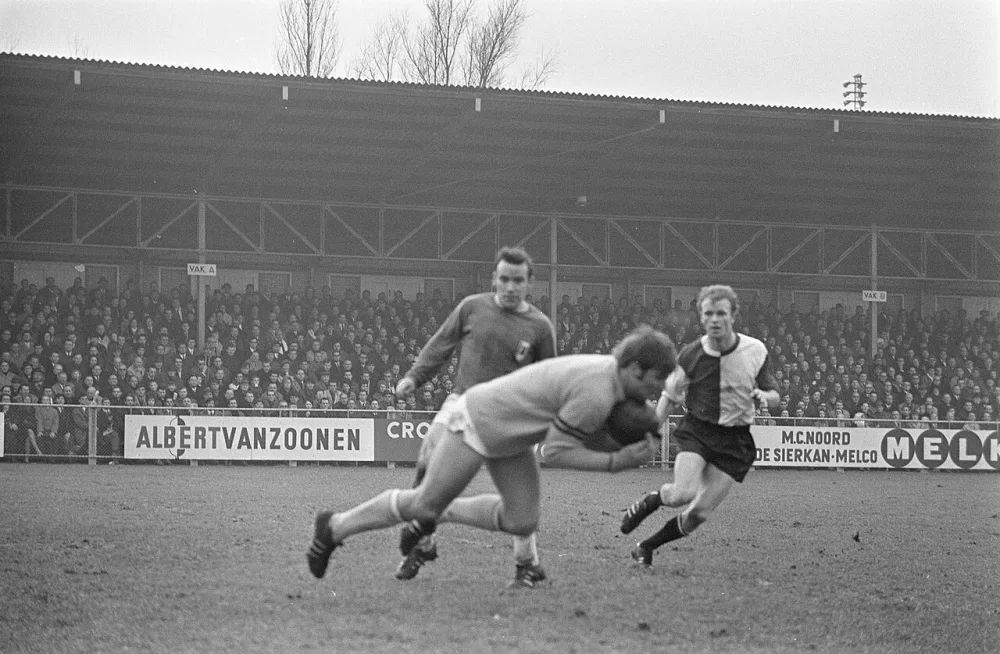 AZ 67 tegen Feijenoord 1-1 doelman Schroder heeft de bal, na schot van Geels (rechts). Foto: Bert Verhoeff / Anefo, Nationaal Archief (CC0).