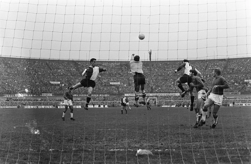 Ajax-Feijenoord 0-1 spelmoment voor het Ajax-doel. Foto: Jac. de Nijs / Anefo, Nationaal Archief (CC0).