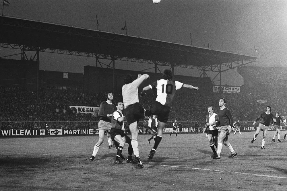 Ajax-Feyenoord 1-3. Spelmoment voor Ajax-doel. Foto: fotograaf onbekend / Anefo, Nationaal Archief (CC0).