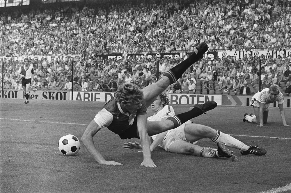 Feyenoord tegen Go Ahead Eagles 3-1, Nico Jansen gevloerd door Lodeweges en krijgt penalty. Foto: Bert Verhoeff / Anefo, Nationaal Archief (CC0).