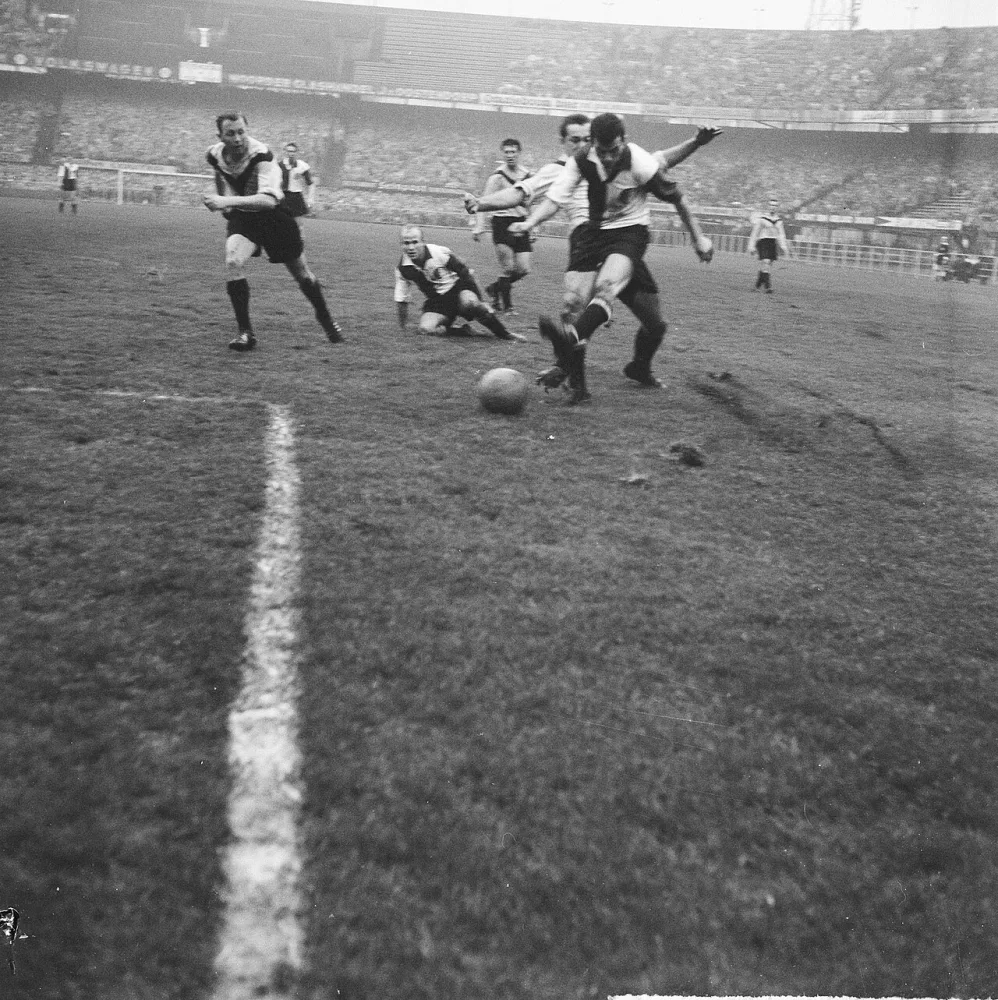 Feyenoord tegen DOS 4-3, Coen Moulijn in actie. Foto: Herbert Behrens / Anefo, Nationaal Archief (CC0).