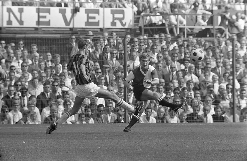 Wery in actie (rechts, Feyenoord). Foto: fotograaf onbekend / Anefo, Nationaal Archief (CC0).