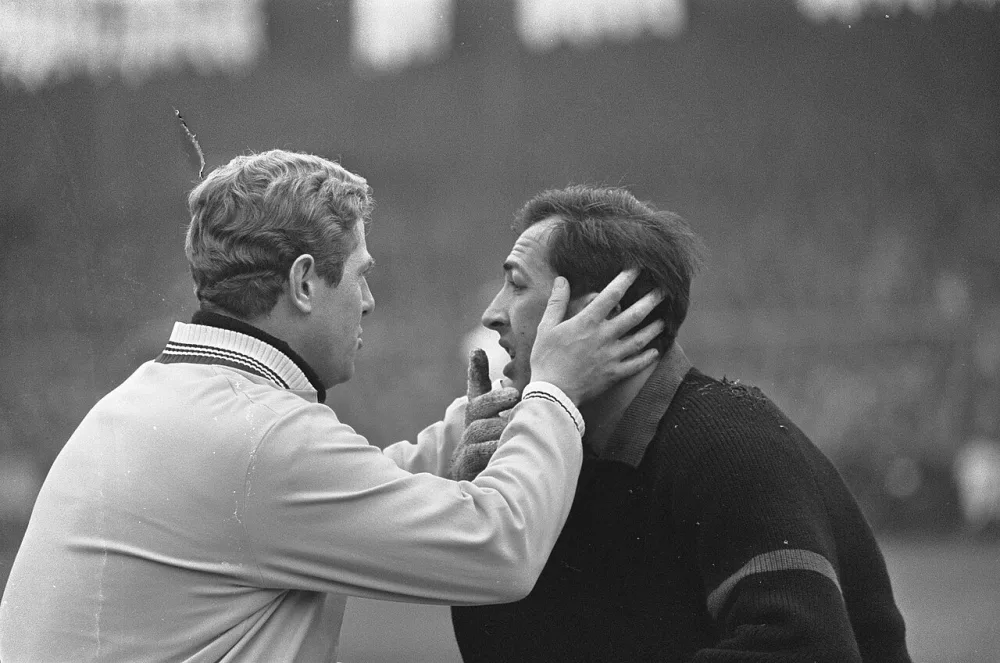 Blessure voor Feyenoord doelman Eddy Pieters Graafland. Foto: fotograaf onbekend / Anefo, Nationaal Archief (CC0).