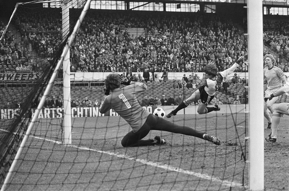 Van Til scoort het 1e doelpunt. Foto: Koen Suyk / Anefo, Nationaal Archief (CC0).