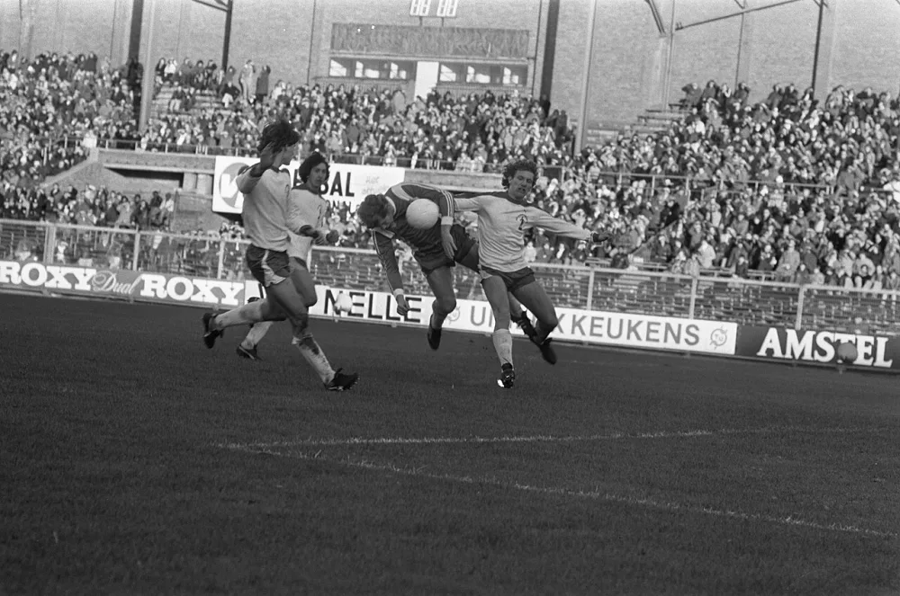 FC Amsterdam tegen Feyenoord 1-2, Nico Jansen (Feyenoord) in duel. Foto: Rob Bogaerts / Anefo, Nationaal Archief (CC0).