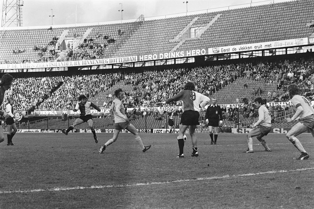 Feyenoord tegen MVV 2-1, Van Hanegem (l) scoort 2-1. Foto: Rob Mieremet / Anefo, Nationaal Archief (CC0).