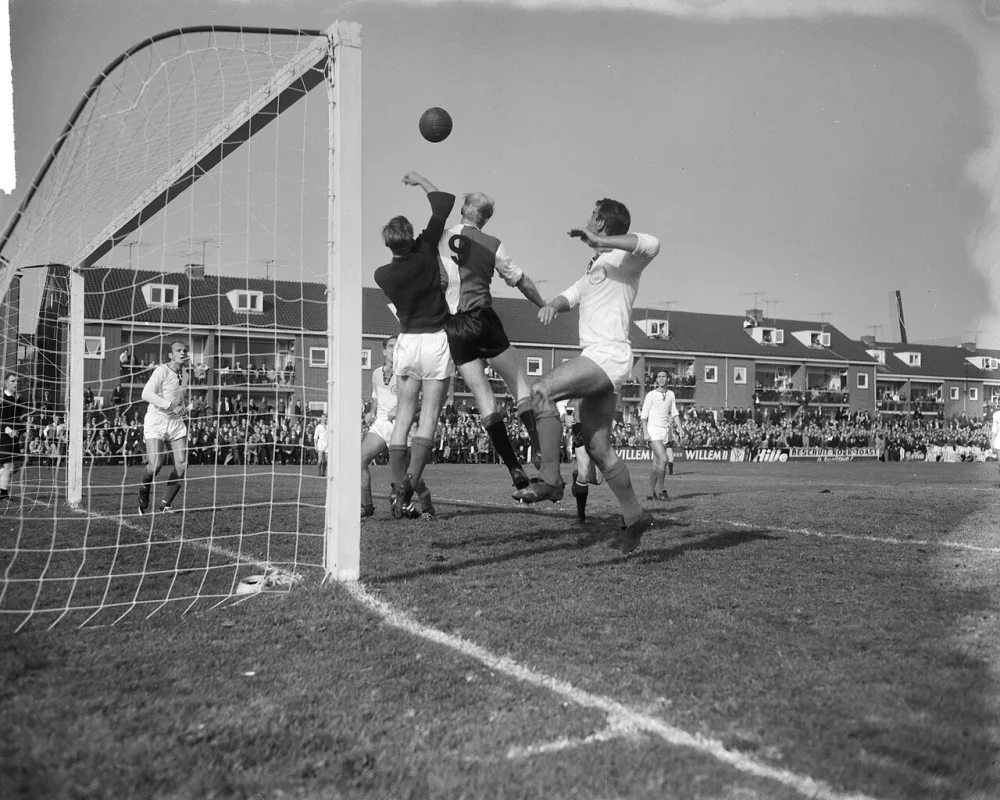 FC Zaanstreek tegen Feyenoord 1-2, bekervoetbal, spelmoment voor het doel van FC Zaanstreek. Foto: Joop van Bilsen / Anefo, Nationaal Archief (CC0).