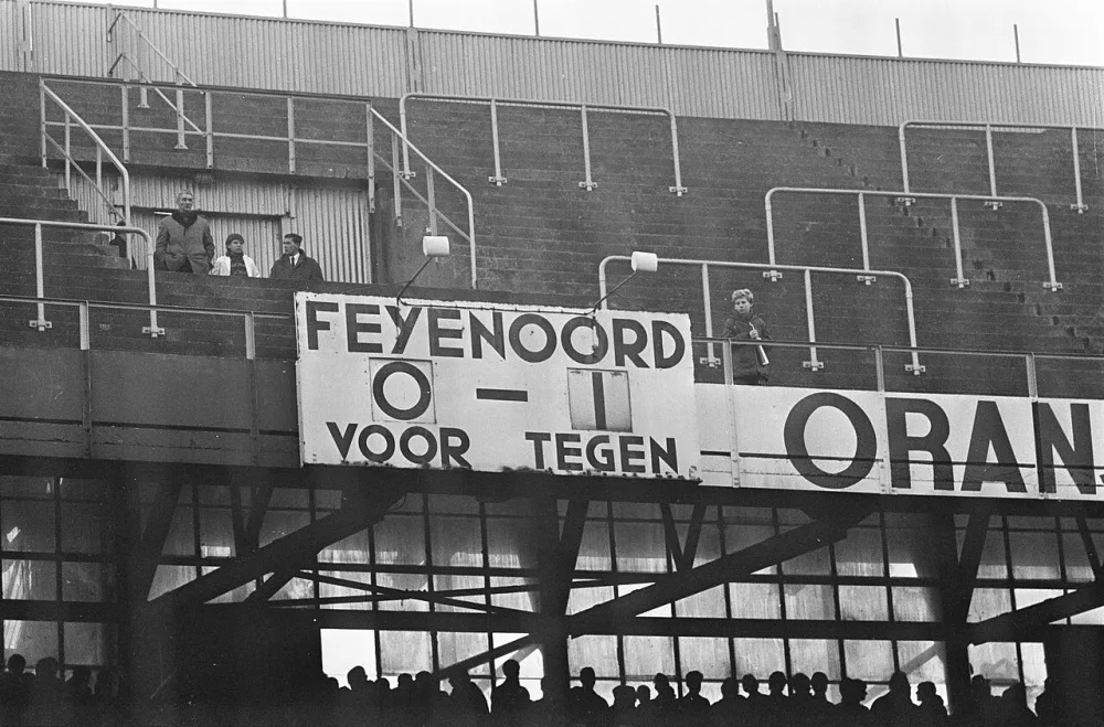Feyenoord tegen Xerxes en DHC 0-1, het scorebord 0-1. Foto: Jac. de Nijs / Anefo, Nationaal Archief (CC0).