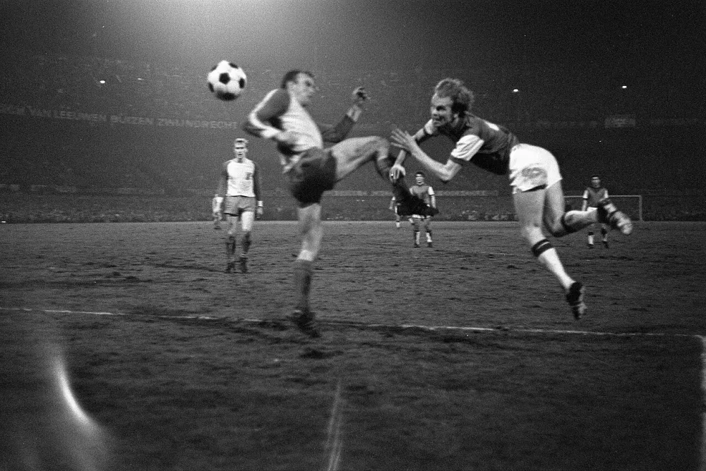 Europacup 1. Feyenoord tegen Vorwarts Berlin 2-0. Geels (rechts) in duel met Muller (VB). Foto: Eric Koch / Anefo, Nationaal Archief (CC0).