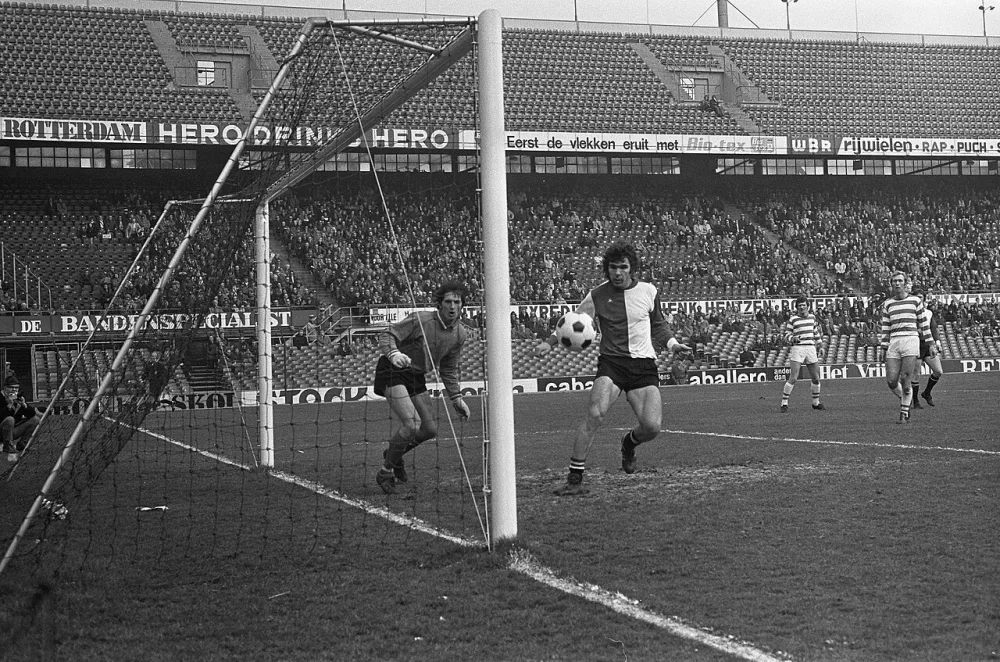 Willem van Hanegem scoort, links keeper Joop Doornebosch. Foto: fotograaf onbekend / Anefo, Nationaal Archief (CC0).