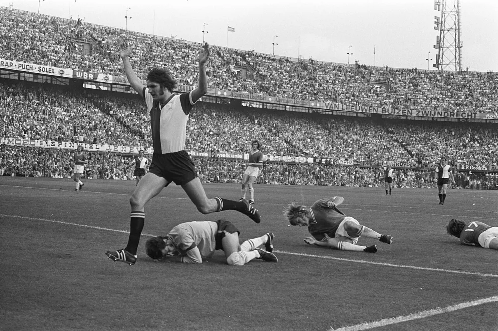 Feyenoord tegen DWS 4-0, Schoenmaker (links) juicht. Foto: Bert Verhoeff / Anefo, Nationaal Archief (CC0).