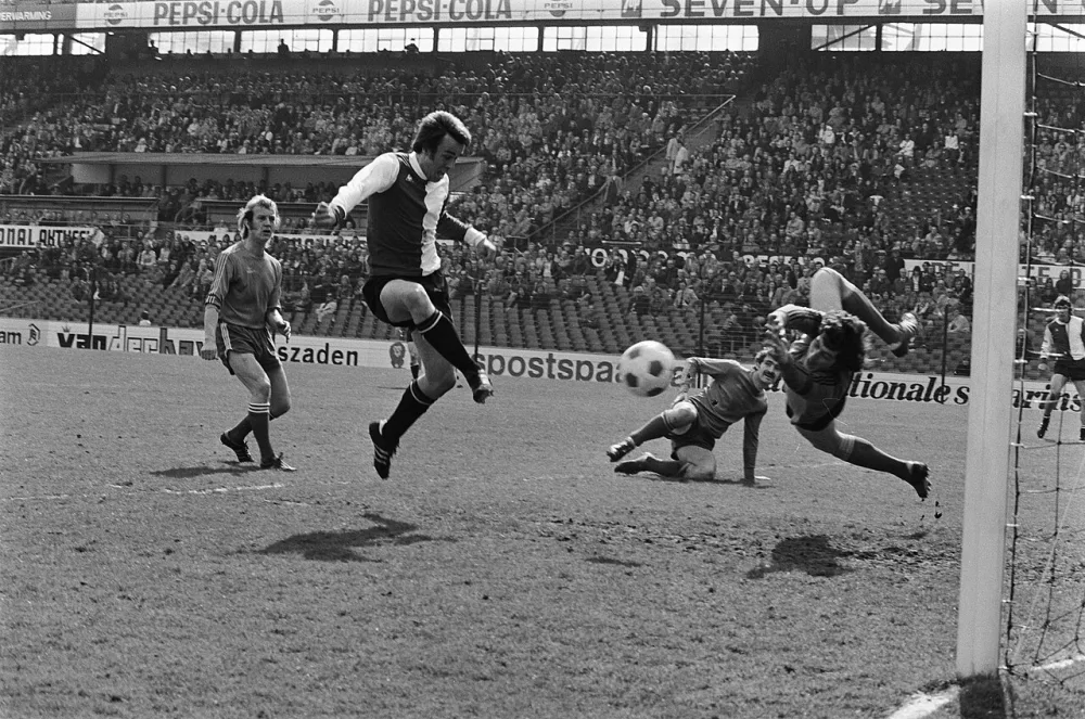 Feyenoord tegen NAC 3-1, Ressel scoort, doelman De Jong duikt mis. Foto: Bert Verhoeff / Anefo, Nationaal Archief (CC0).