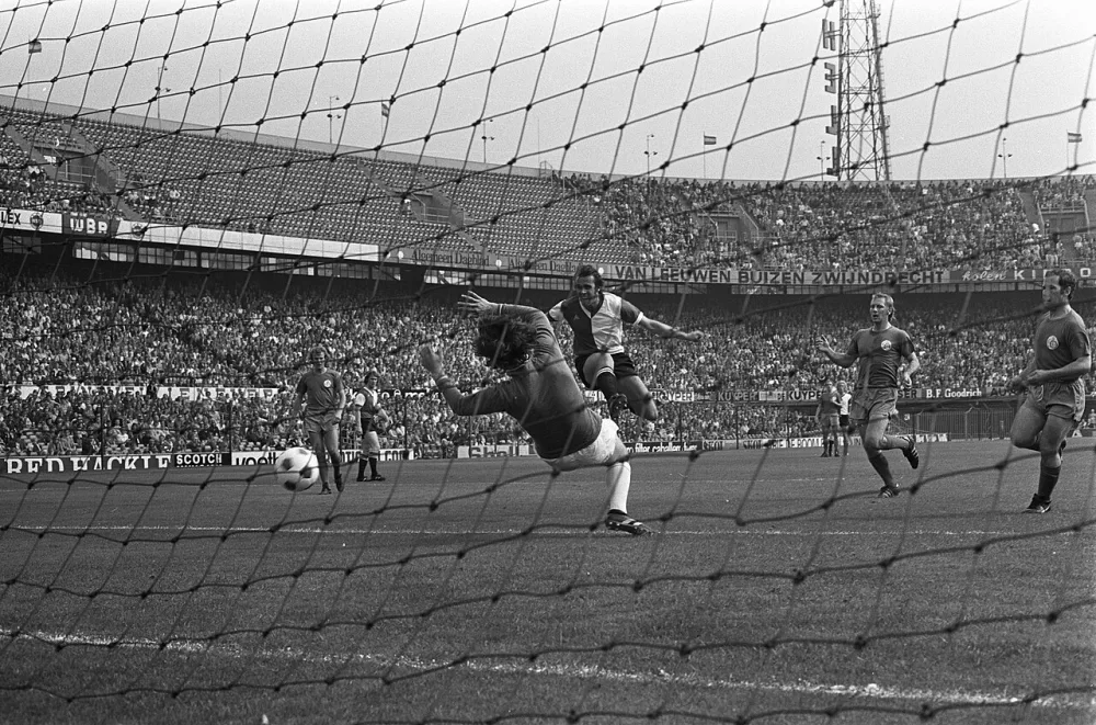 Feyenoord tegen NAC 3-1, Ressel scoort 1-0, keeper De Jong is kansloos. Foto: Rob Mieremet / Anefo, Nationaal Archief (CC0).