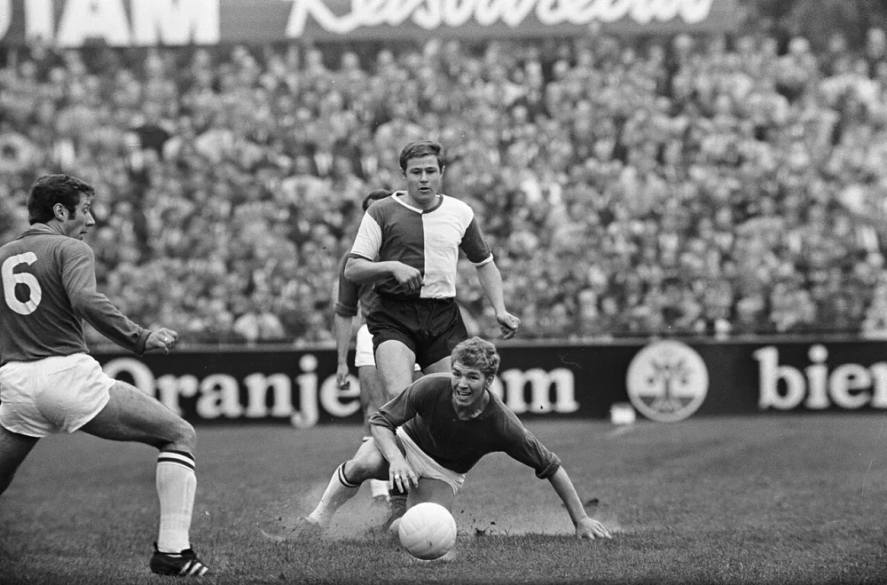 ADO tegen Feijenoord 3-6. Nummer 6 Israel in aktie. Foto: Ron Kroon / Anefo, Nationaal Archief (CC0).