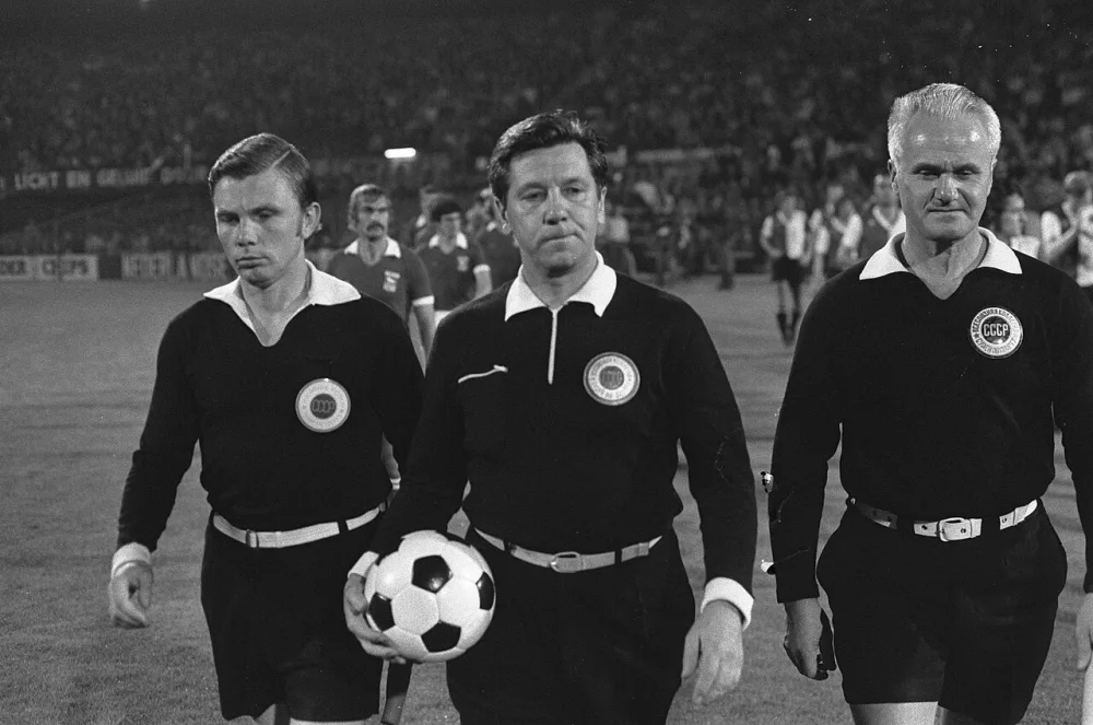 Feijenoord tegen Ipswichtown 1-2 scheidsrechter Roednef (midden) USSR, Bestanddeelnr 928-1589. Foto: Hans Peters / Anefo, Nationaal Archief (CC0).