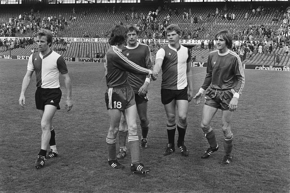 Feyenoord tegen FC Twente 1-2, v.l.n.r. na afloop Vreyz A. Mühren en Nico Jansen. Foto: Hans Peters / Anefo, Nationaal Archief (CC0).