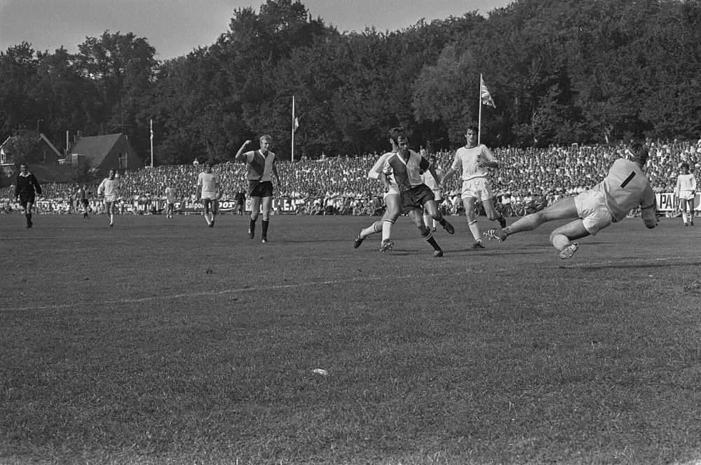 AZ 67 tegen Feijenoord 0-4; doelpunt van Daele (links juichend). Foto: Rob C. Croes / Anefo, Nationaal Archief (CC0).