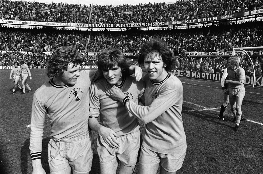 Feyenoord tegen FC Amsterdam 1-2, v.l.n.r. Jansen, Otto en Meijer verlaten juichend het veld. Foto: Bert Verhoeff / Anefo, Nationaal Archief (CC0).